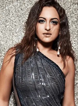 Sonakshi Sinha Wearing Pearl Gush Earpendant Earrings